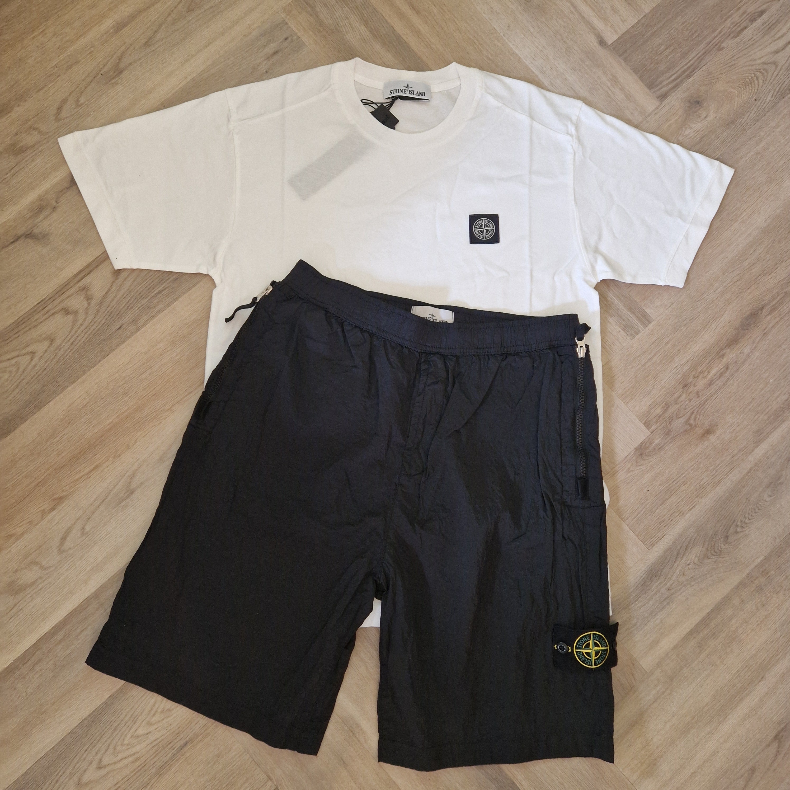 Stone island hot sale badge shorts